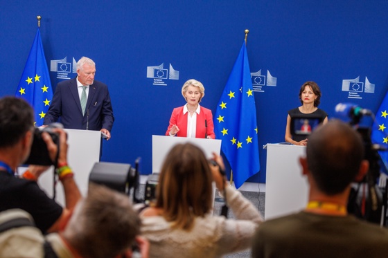 European Commission President Ursula von der Leyen (C) speaks to the media alongside Special panel on child safety online co-chairs German university professor Joerg M. Fegert (L) and Director at the French National Institute of Health and Medical Research Maria Melchior (R) during the presentation of the panel's final report, in Brussels, Belgium, 13 July 2026. EFE-EPA/OLIVIER MATTHYS