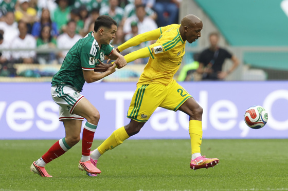 South African player Jayden Adams (right) advances with the ball this Thursday during a Group A match of the 2026 FIFA World Cup between Mexico and South Africa at the Mexico City Stadium (Mexico). EFE/ Sashenka Gutiérrez