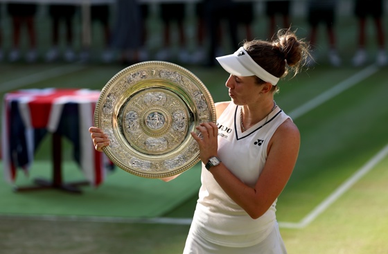 LONDON (United Kingdom), 11/07/2026.- Linda Noskova of Czechia poses with her trophy after winning the Women's Singles final match against Karolina Muchova of Czechia at the Wimbledon Championships in London, Britain, 11 July 2026. (Tenis, Reino Unido, Londres) EFE/EPA/NEIL HALL