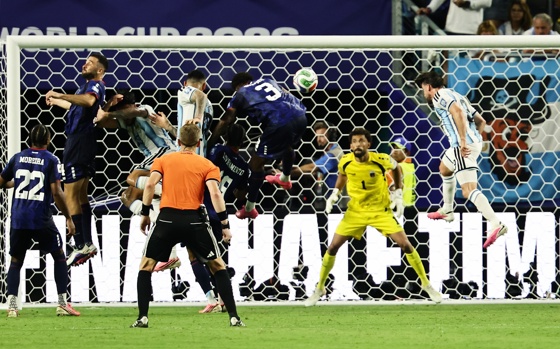 Cristian Romero (C) of Argentina during his team's third goal during the FIFA World Cup 2026 Round of 32 match Argentina against Cape Verde, in Miami, USA, 03 July 2026. EFE/EPA/RONALD WITTEK