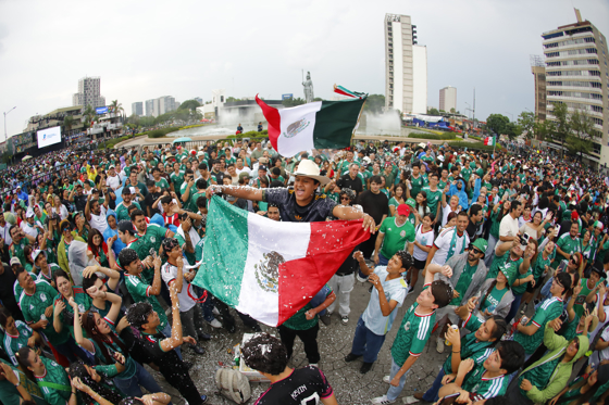 Fans in Mexico cheer during the broadcast of a Round of 16 match in the 2026 FIFA World Cup between Mexico and England at La Minerva roundabout in Guadalajara, Mexico, 05 July 2026. EFE/ Francisco Guasco