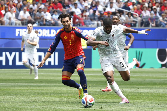 Ferran Torres (L) of Spain vies for the ball with Kevin Danso of Austria during the FIFA World Cup 2026 Round of 32 match Spain against Austria, in Los Angeles, United States, 02 July 2026. EFE/ Lavandeira Jr