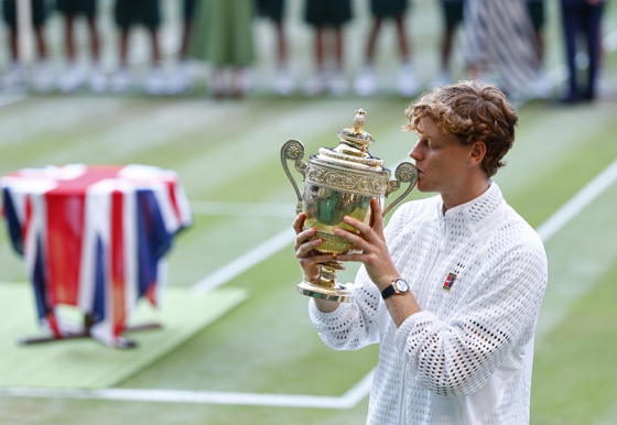 LONDON (United Kingdom), 12/07/2026.- Jannik Sinner of Italy celebrates with the trophy after winning the Men's Singles final against Alexander Zverev of Germany at the Wimbledon Championships in London, Britain, 12 July 2026. (Tenis, Alemania, Italia, Reino Unido, Londres) EFE/EPA/TOLGA AKMEN