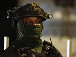 Colombia neutralizes Bus Bomb! (FILE).- A member of the Cali Police Departments counterterrorism unit monitors the scene of an explosion on October 16, 2024. EFE/Ernesto Guzmán