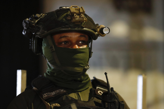 (FILE).- A member of the Cali Police Departments counterterrorism unit monitors the scene of an explosion on October 16, 2024. EFE/Ernesto Guzmán