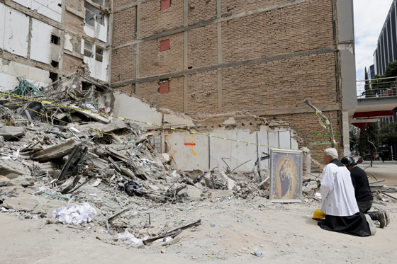 Father Nelson Giraldo Mejía prays for the victims of the 7.4-magnitude earthquake that struck last Monday in Pereira, Colombia. Aug. 14, 2026. EFE/ Carlos Ortega
