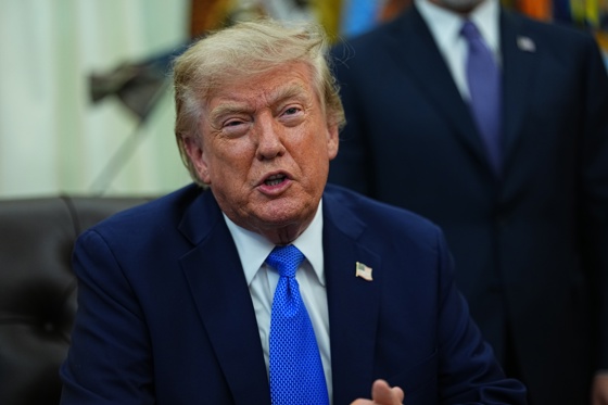 US President Donald J. Trump speaks as he participates in the signing of Executive Orders concerning silicon chips and birthright citizenship in the Oval Office of the White House in Washington, DC, USA, 06 August 2026. EFE-EPA/Aaron Schwartz / POOL