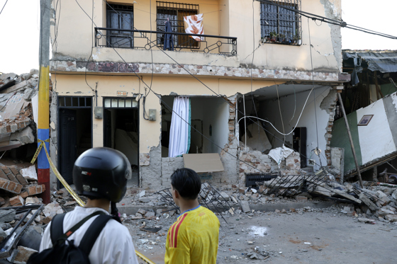 People observe the rubble of a house this Tuesday in the Corocito sector of Pereira, Colombia. EFE/Carlos Ortega