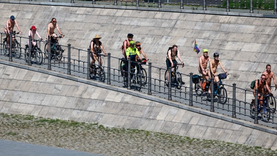 Participants ride along the River Spree during the World Naked Bike Ride Berlin, in Berlin, Germany, 09 August 2026. EFE/EPA/CLEMENS BILAN ATTENTION: NUDITY