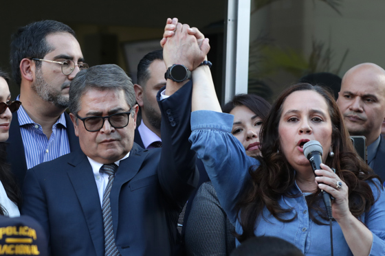 Ana de García (right) speaks alongside her husband, former Honduran President Juan Orlando Hernández, as they leave a hearing in the fraud and money laundering case on Tuesday, September 1, 2026, in Tegucigalpa, Honduras. EFE/Gustavo Amador