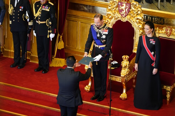 Norway's King Haakon VIII (L) takes the formal oath of allegiance to the Constitution at the Norwegian parliament Storting with Crown Princess Ingrid Alexandra (R) at his side in Oslo, Norway, 01 September 2026. EFE/EPA/HAKON MOSVOLD LARSEN / POOL NORWAY OUT
