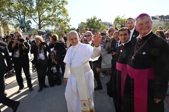 Pope Leo XIV (C) greets members of the public after a visit to the UNESCO headquarters in Paris, France, Sep. 25, 2026, on the first day of his apostolic journey to the country. Sep. 25, 2026. EFE/EPA/MAURIZIO BRAMBATTI