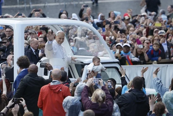 Pope resumes audiences, uses Popemobile after operation