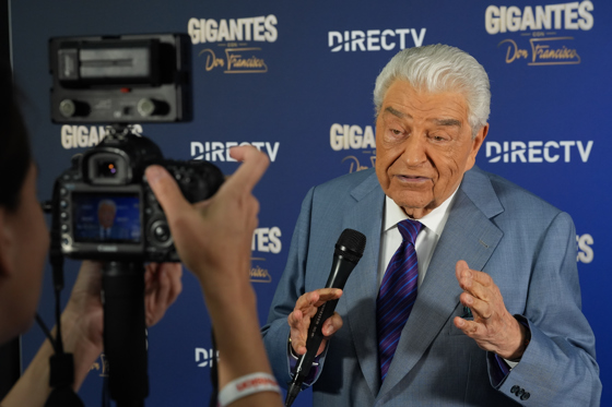 Chilean presenter Don Francisco returns "in an advanced age" to the 'Sábado Gigante' studio, the show with which he broke records, from the United States, where next Sunday he premieres a new show that blends "yesterday" and "today," as he says in an interview with EFE. Time: 01:03