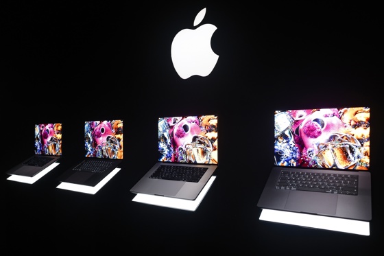 LOS ANGELES (United States), 28/10/2026.- The new MacBook Pro are on display during Apples 'Pro and Tell' product launch experience in Los Angeles, California, USA, 28 October 2026. EFE/EPA/CHRIS TORRES