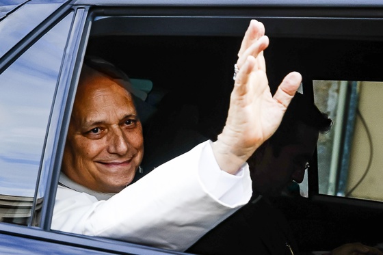 VATICAN CITY (Vatican City State (Holy See)), 17/10/2026.- Pope Leo XIV arrives at the Vatican after he was discharged from the Gemelli Hospital, four days after a surgery to remove a cancerous tumour from his right lung, Vatican City, 17 October 2026. (Papa) EFE/EPA/ANGELO CARCONI