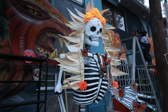 (FILE).- People observe a giant skull in Mexico City, Mexico, 27 October 2026. EFE/ Mario Guzmán